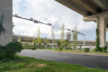 Obraz premium Concrete structure and asphalt road space under the overpass in the city