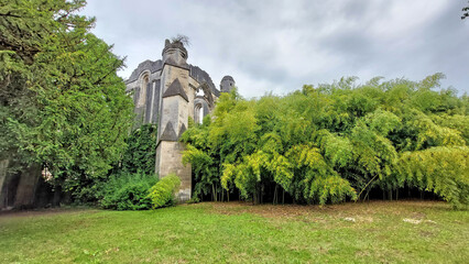 L'abbaye de La Couronne, en Charente pr&egrave;s d'Angoul&ecirc;me, noy&eacute;e dans la verdure.