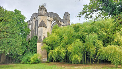 L'abbaye de La Couronne, en Charente pr&egrave;s d'Angoul&ecirc;me, noy&eacute;e dans la verdure.