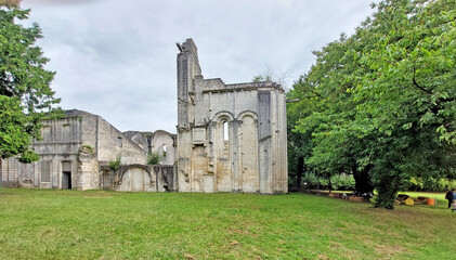 L'abbaye de La Couronne, en Charente pr&egrave;s d'Angoul&ecirc;me, noy&eacute;e dans la verdure.