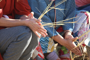 しめ縄作り体験の様子
