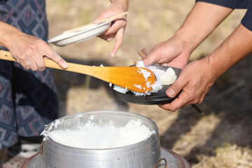 炊き立てのごはんをよそう女性