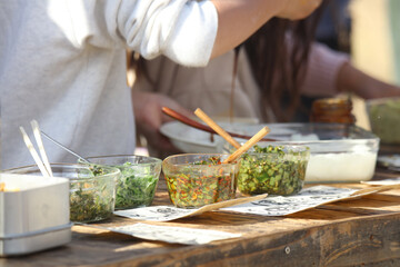 	ご飯のおかずを取る様子