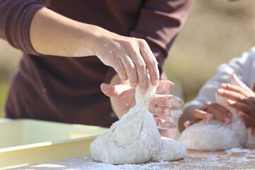 つきたての餅を丸める様子