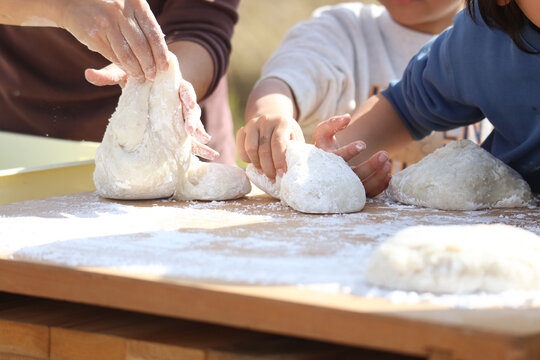 つきたての餅を丸める様子