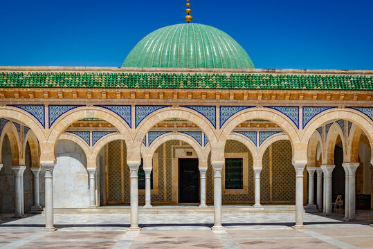El mausoleo de Bourguiba en Monastir, T&uacute;nez. Es una tumba monumental en Monastir, T&uacute;nez, que contiene los restos del ex presidente Habib Bourguiba, el padre de la independencia de T&uacute;nez, quien muri&oacute; e