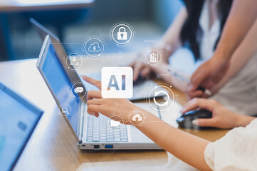 ビジネスウーマンがパソコンを囲んで作業内容を確認する様子