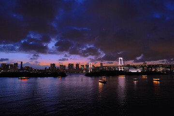 Fototapeta premium Tokyo waterfront and Rainbow Bridge at dusk