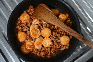 Tofu with minced pork stir-fried in tomato sauce