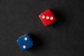 赤色と青色の二個のサイコロ