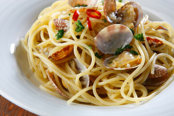 白い器に盛ったボンゴレビアンコ　