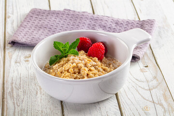 Oat porridge with raspberry