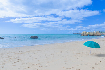 Praia dos Três Castelos, plage public de la ville de Portimao, ville balnéaire du sud du Portugal en Algarve.	