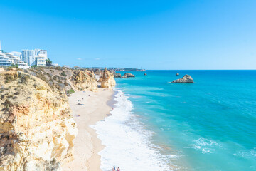 Praia dos Tr&ecirc;s Castelos, plage public de la ville de Portimao, ville baln&eacute;aire du sud du Portugal en Algarve.	
