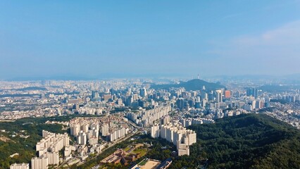 Obraz premium Aerial View of Modern Seoul Cityscape with Namsan Tower and Residential Area