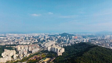 Obraz premium Aerial View of Modern Seoul Cityscape with Namsan Tower and Residential Area