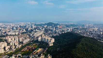 Obraz premium Aerial View of Seoul's Urban Landscape and Green Mountain