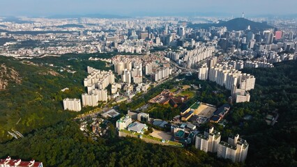 Fototapeta premium Aerial View of Seoul's Urban Landscape and Green Mountain