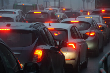 Samochody stojące w korku