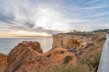 Fototapeta premium Coucher de soleil à Carvoeiro dans le sud du Portugal, en Algarve.