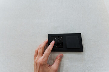 climate regulation method, resident rapidly modifies indoor climate settings daily, individuals actively use wall controls to precisely manage ambient temperature throughout each day