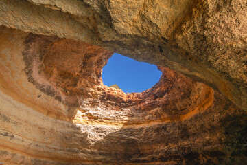 Obraz premium Cave de Benagil sur la côte de l'Algarve dans le sud du Portugal. 