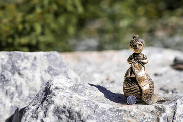 Obraz premium Ruskeala, Karelia, Russia - August 12, 2025: Close-up of a knitting grandmother. The keepers of the Ruskeala Mountain Park are the Marmorik family.