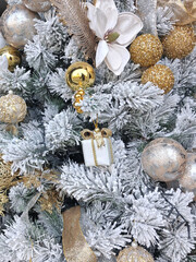 Albero di natale addobbato con palline e luci