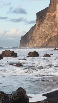 aufgew&uuml;hlte See am vulkanischen Strand von La Gomera 