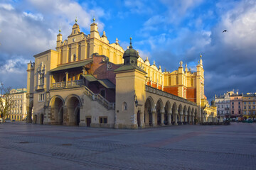 Obraz premium Cloth Hall - Sukiennice - on Main Market Square - Rynek Glowny - in Krakow, Poland at sunny morning