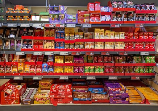 Tabletas de chocolate, chocolatinas y bombones en estanter&iacute;a de un supermercado Lidl de Madrid, Espa&ntilde;a