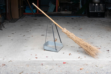 倉庫の中の竹ぼうきと塵取り