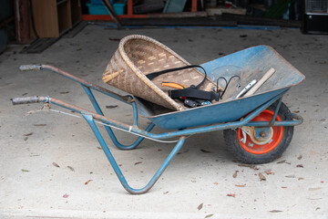 倉庫に準備した一輪車と農作業道具