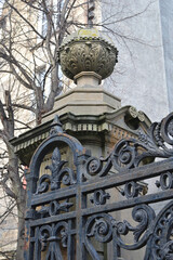 Obraz premium Ornately Carved Victorian 19th Century Stone Gate Post with Cast Iron Gate 