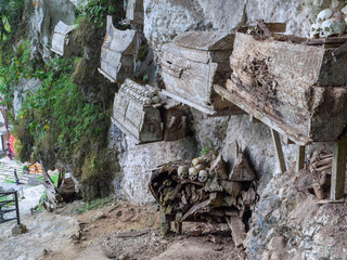 Blick auf die hängenden Särge von Ke'te Kesu