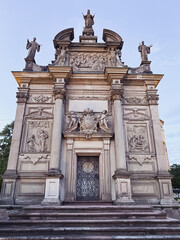 Obraz premium Architectural monument featuring intricate sculptures and detailed carvings, showcasing historical artistry and craftsmanship against a clear sky, symbolizing cultural heritage and history