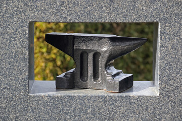 Eiserner Amboss in einer Steinnische