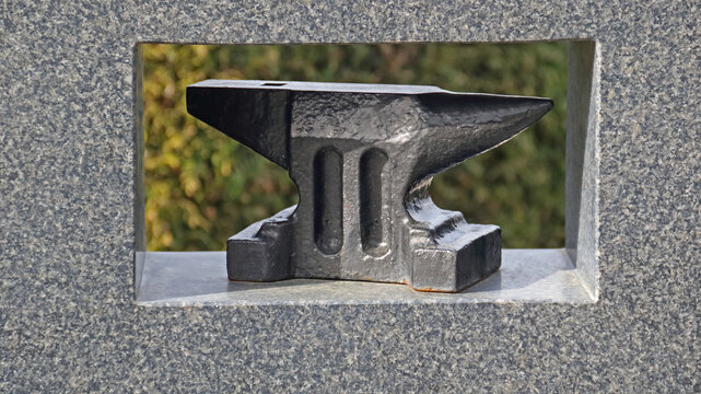 Eiserner Amboss in einer Steinnische