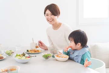 食べ物を手づかみ食べする子供