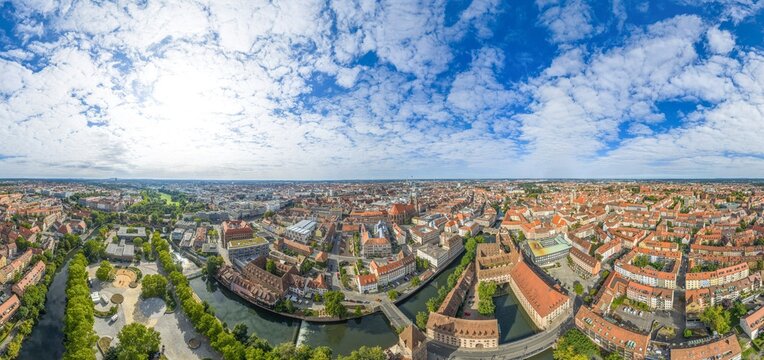 Sommerlicher Ausblick auf die N&uuml;rnberger Altstadt rund um die Pegnitz-Insel Schuett