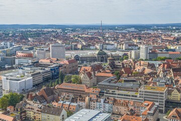 Obraz premium Die Innenstadt der mittelfränkischen Metropole Nürnberg rund um die Insel Schütt von oben 