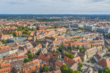 Fototapeta premium Sommerlicher Ausblick auf die Nürnberger Altstadt rund um die Pegnitz-Insel Schuett
