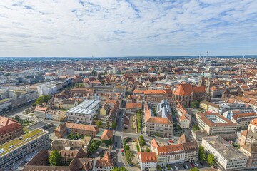 Obraz premium Die Innenstadt der mittelfränkischen Metropole Nürnberg rund um die Insel Schütt von oben 