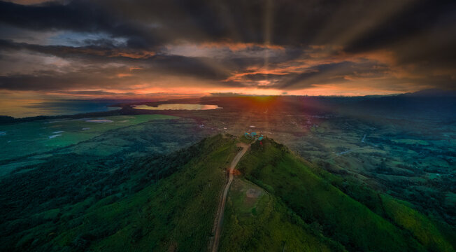 atardecer sobre loma redodnda en miches republica dominicana