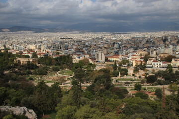 Fototapeta premium Vue de dessus de l'ancienne Agora d’Athènes coté temple D'héphaïstos (hephaisteion) et ombres de nuages sur la ville