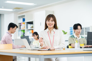 オフィスで働く若いエンジニア