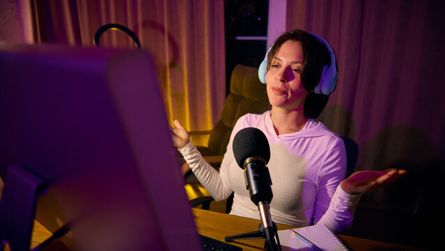 Woman answering questions during live online session. Concept of coaching interaction, digital communication, psychology explanations, online education support and modern lifestyle learning formats.