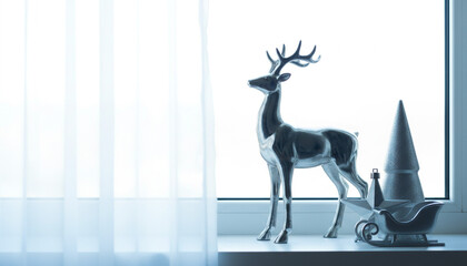 クリスマスの朝の静かな光と白い装飾のイメージ