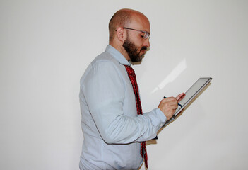 Hombre de negocios y analista con tablet y lápiz táctil 