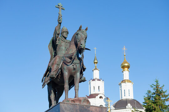 ORYOL, RUSSIA - JULY 06, 2021: Monument to the first Russian tsar Ivan IV (Ivan the Terrible) on a sunny July day. About Cosmonautics. Kaluga